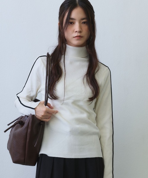 Clum(クルム)の「contrast line high neck knit / バイカラーラインハイネックニットトップス(ニット/セーター・レディース・ブラック/ホワイト・FREE)」の4枚目の写真