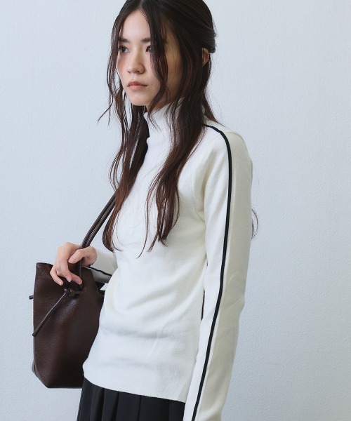 Clum(クルム)の「contrast line high neck knit / バイカラーラインハイネックニットトップス(ニット/セーター・レディース・ブラック/ホワイト・FREE)」の5枚目の写真