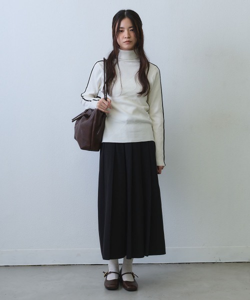 Clum(クルム)の「contrast line high neck knit / バイカラーラインハイネックニットトップス(ニット/セーター・レディース・ブラック/ホワイト・FREE)」の7枚目の写真