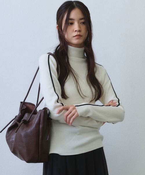 Clum(クルム)の「contrast line high neck knit / バイカラーラインハイネックニットトップス(ニット/セーター・レディース・ブラック/ホワイト・FREE)」の20枚目の写真