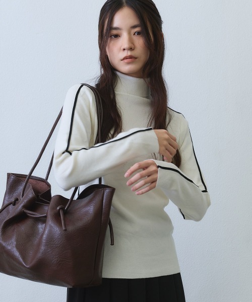 Clum(クルム)の「contrast line high neck knit / バイカラーラインハイネックニットトップス(ニット/セーター・レディース・ブラック/ホワイト・FREE)」の21枚目の写真
