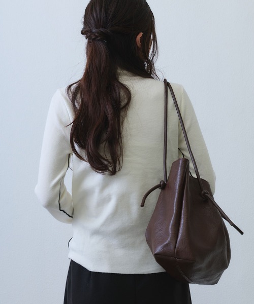 Clum(クルム)の「contrast line high neck knit / バイカラーラインハイネックニットトップス(ニット/セーター・レディース・ブラック/ホワイト・FREE)」の6枚目の写真