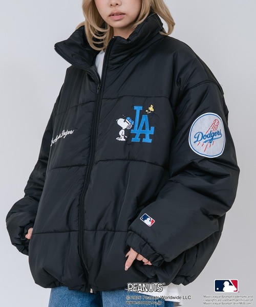 PEANUTS(ピーナッツ)の「【PEANUTS/ピーナッツ】【ユニセックスデザイン リンクコーデ・カップルコーデにも◎】MLB×PEANUTS パファージャケット ブルゾン 中綿ジャケット オーバーサイズ スタンドネック 保温 ドジャース ヤンキース パドレス(ブルゾン・メンズ・ブラウン系その他3/ブラック系その他2/ブラック系その他・LARGE/MEDIUM/X-LARGE)」の1枚目の写真