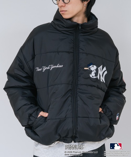 PEANUTS(ピーナッツ)の「【PEANUTS/ピーナッツ】【ユニセックスデザイン リンクコーデ・カップルコーデにも◎】MLB×PEANUTS パファージャケット ブルゾン 中綿ジャケット オーバーサイズ スタンドネック 保温 ドジャース ヤンキース パドレス(ブルゾン・メンズ・ブラウン系その他3/ブラック系その他2/ブラック系その他・LARGE/MEDIUM/X-LARGE)」の2枚目の写真
