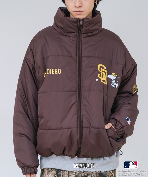 PEANUTS(ピーナッツ)の「【PEANUTS/ピーナッツ】【ユニセックスデザイン リンクコーデ・カップルコーデにも◎】MLB×PEANUTS パファージャケット ブルゾン 中綿ジャケット オーバーサイズ スタンドネック 保温 ドジャース ヤンキース パドレス(ブルゾン・メンズ・ブラウン系その他3/ブラック系その他2/ブラック系その他・LARGE/MEDIUM/X-LARGE)」の3枚目の写真