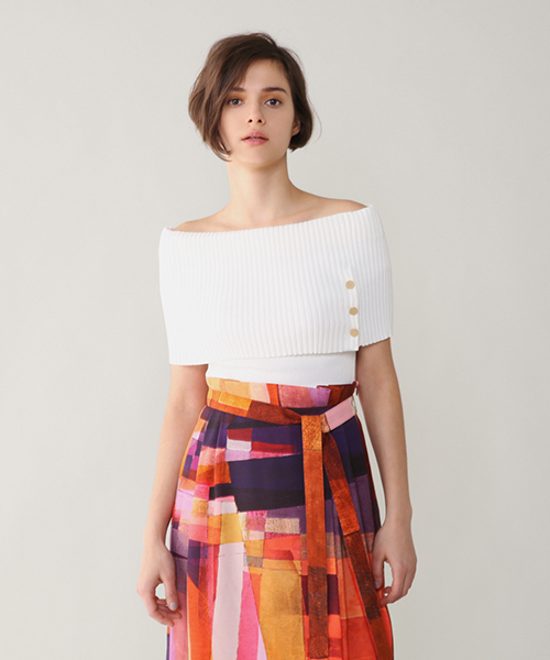 PEGGY LANA（ペギーラナ）の「Cape off-shoulder Knit Top（ニット/セーター・レディース・ホワイト/レッド/ネイビー・FREE）」の2枚目の写真