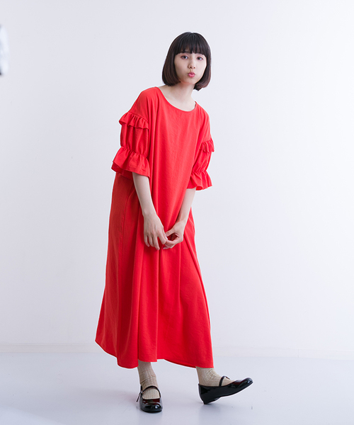 MERLOT（メルロー）の「ティアードフリルパフ袖ビッグシルエットワンピース7043（ワンピース・レディース・モカ/ブラック/ホワイト/レッド・FREE）」の4枚目の写真