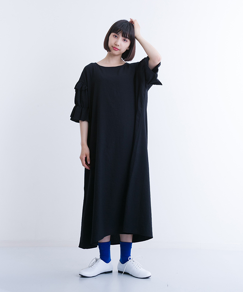 MERLOT（メルロー）の「ティアードフリルパフ袖ビッグシルエットワンピース7043（ワンピース・レディース・モカ/ブラック/ホワイト/レッド・FREE）」の2枚目の写真