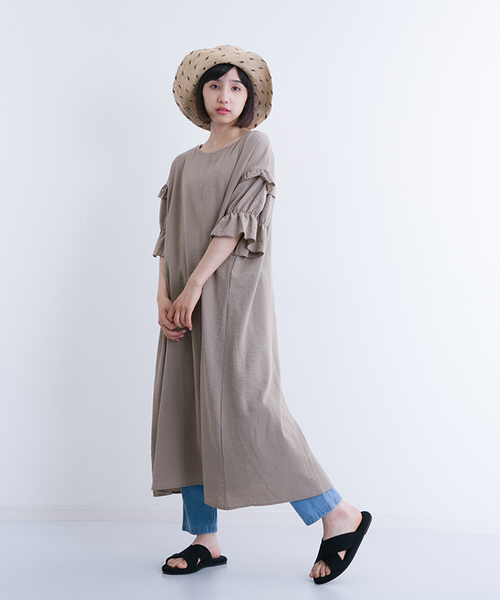 MERLOT（メルロー）の「ティアードフリルパフ袖ビッグシルエットワンピース7043（ワンピース・レディース・モカ/ブラック/ホワイト/レッド・FREE）」の3枚目の写真