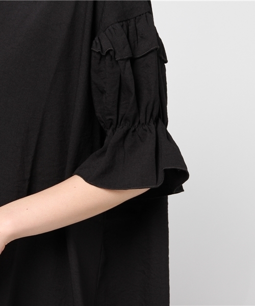 MERLOT（メルロー）の「ティアードフリルパフ袖ビッグシルエットワンピース7043（ワンピース・レディース・モカ/ブラック/ホワイト/レッド・FREE）」の5枚目の写真