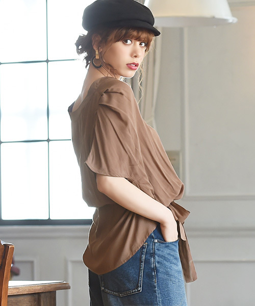 Luz Llena(ラズレナ)の「スキッパーウエストリボンシャツ(シャツ/ブラウス・レディース・モカ/カーキ・MEDIUM)」の3枚目の写真