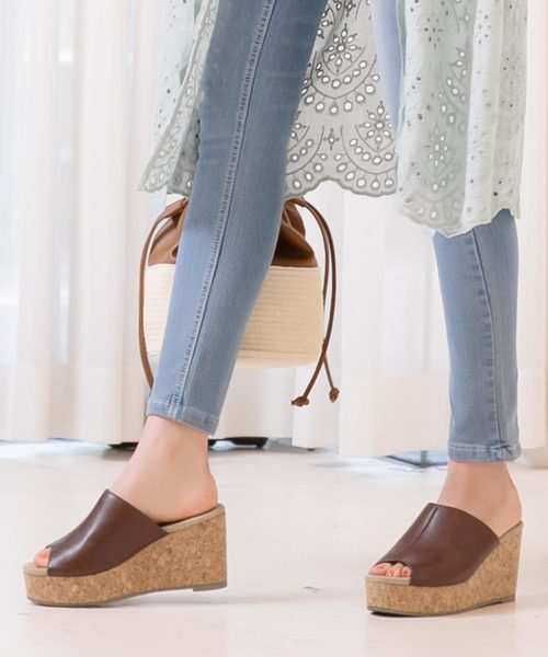 KOBE LETTUCE(コウベレタス)の「厚底コルク風ウェッジソールサボサンダル(サンダル・レディース・ホワイト/ブラック/ゴールド/ベージュ系その他/ゴールド系その他/ブラウン・LL/S/M/L)」の4枚目の写真