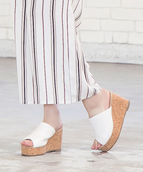 KOBE LETTUCE(コウベレタス)の「厚底コルク風ウェッジソールサボサンダル(サンダル・レディース・ホワイト/ブラック/ゴールド/ベージュ系その他/ゴールド系その他/ブラウン・LL/S/M/L)」の2枚目の写真