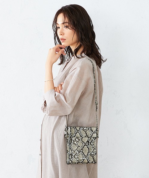 MONO　COMME CA（モノコムサ）の「スクエア ミニポシェット（ショルダーバッグ・レディース・ブラック/サックスブルー/パイソン・FREE）」の16枚目の写真