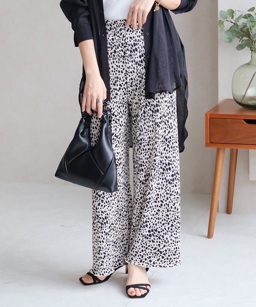 Social GIRL（ソーシャルガール）の「プリーツプリントパンツ　ダルメシアン柄（その他パンツ・レディース・ブラック/ベージュ/オフホワイト・M）」の2枚目の写真