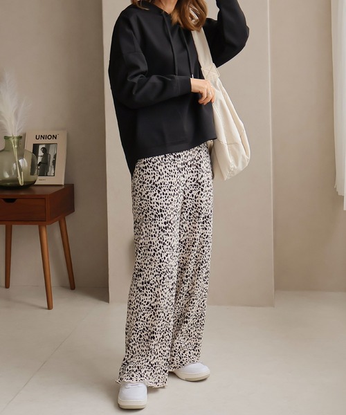 Social GIRL（ソーシャルガール）の「プリーツプリントパンツ　ダルメシアン柄（その他パンツ・レディース・ブラック/ベージュ/オフホワイト・M）」の17枚目の写真