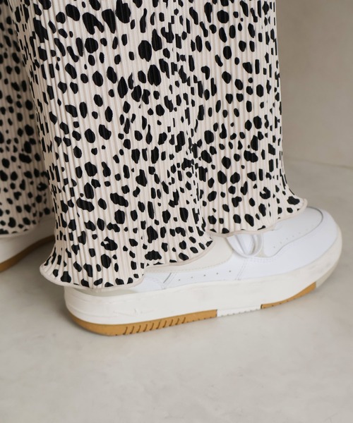 Social GIRL（ソーシャルガール）の「プリーツプリントパンツ　ダルメシアン柄（その他パンツ・レディース・ブラック/ベージュ/オフホワイト・M）」の6枚目の写真