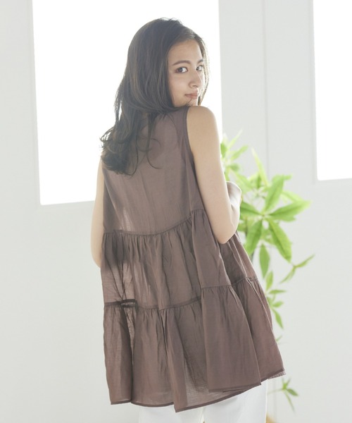 LIPSTAR（リップスター）の「【WEB別注カラーあり】シアーティアードノースリーブブラウス（シャツ/ブラウス・レディース・オレンジ/オフホワイト/ブラウン/グリーン・M）」の2枚目の写真