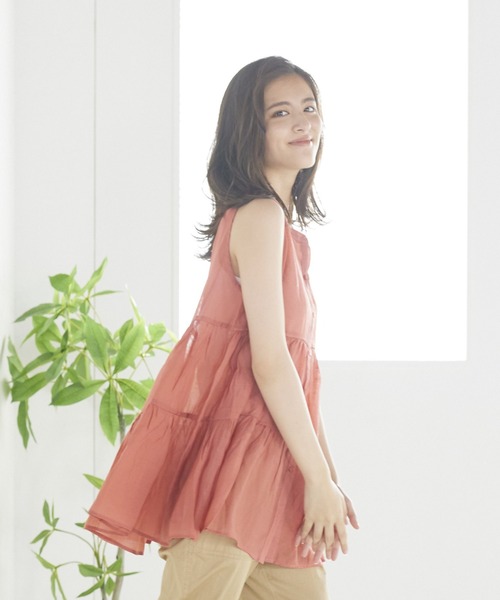 LIPSTAR（リップスター）の「【WEB別注カラーあり】シアーティアードノースリーブブラウス（シャツ/ブラウス・レディース・オレンジ/オフホワイト/ブラウン/グリーン・M）」の4枚目の写真