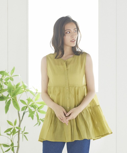 LIPSTAR（リップスター）の「【WEB別注カラーあり】シアーティアードノースリーブブラウス（シャツ/ブラウス・レディース・オレンジ/オフホワイト/ブラウン/グリーン・M）」の3枚目の写真