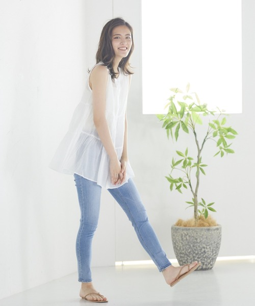 LIPSTAR（リップスター）の「【WEB別注カラーあり】シアーティアードノースリーブブラウス（シャツ/ブラウス・レディース・オレンジ/オフホワイト/ブラウン/グリーン・M）」の5枚目の写真