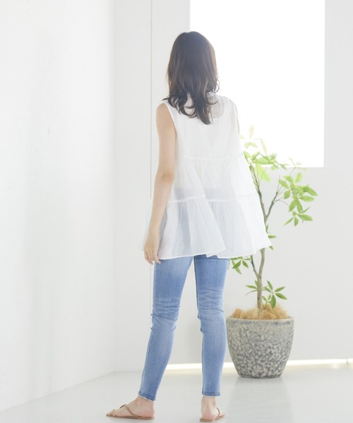 LIPSTAR（リップスター）の「【WEB別注カラーあり】シアーティアードノースリーブブラウス（シャツ/ブラウス・レディース・オレンジ/オフホワイト/ブラウン/グリーン・M）」の6枚目の写真