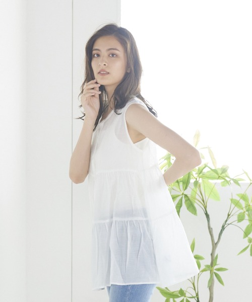 LIPSTAR（リップスター）の「【WEB別注カラーあり】シアーティアードノースリーブブラウス（シャツ/ブラウス・レディース・オレンジ/オフホワイト/ブラウン/グリーン・M）」の7枚目の写真