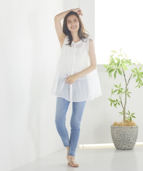 LIPSTAR（リップスター）の「【WEB別注カラーあり】シアーティアードノースリーブブラウス（シャツ/ブラウス・レディース・オレンジ/オフホワイト/ブラウン/グリーン・M）」の8枚目の写真