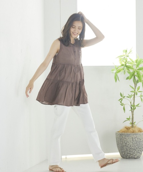 LIPSTAR（リップスター）の「【WEB別注カラーあり】シアーティアードノースリーブブラウス（シャツ/ブラウス・レディース・オレンジ/オフホワイト/ブラウン/グリーン・M）」の10枚目の写真