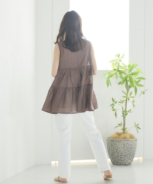 LIPSTAR（リップスター）の「【WEB別注カラーあり】シアーティアードノースリーブブラウス（シャツ/ブラウス・レディース・オレンジ/オフホワイト/ブラウン/グリーン・M）」の11枚目の写真