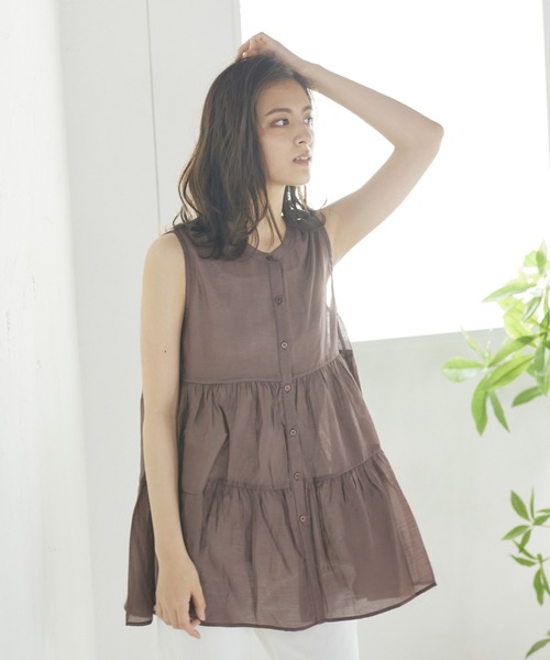 LIPSTAR（リップスター）の「【WEB別注カラーあり】シアーティアードノースリーブブラウス（シャツ/ブラウス・レディース・オレンジ/オフホワイト/ブラウン/グリーン・M）」の13枚目の写真