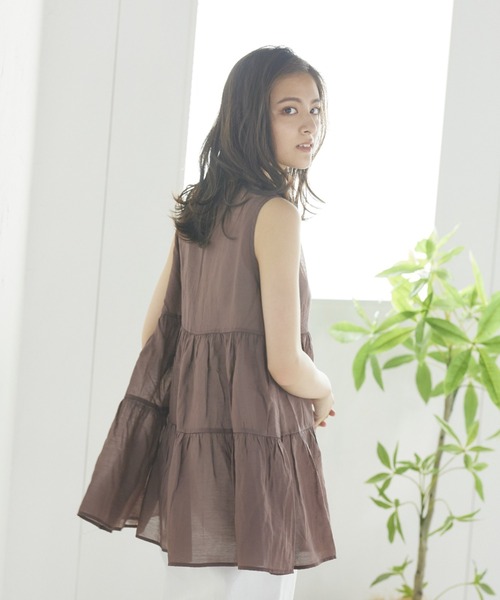 LIPSTAR（リップスター）の「【WEB別注カラーあり】シアーティアードノースリーブブラウス（シャツ/ブラウス・レディース・オレンジ/オフホワイト/ブラウン/グリーン・M）」の14枚目の写真