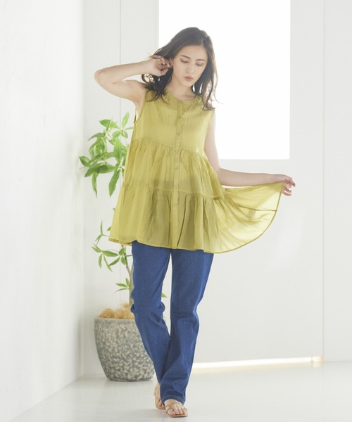 LIPSTAR（リップスター）の「【WEB別注カラーあり】シアーティアードノースリーブブラウス（シャツ/ブラウス・レディース・オレンジ/オフホワイト/ブラウン/グリーン・M）」の16枚目の写真