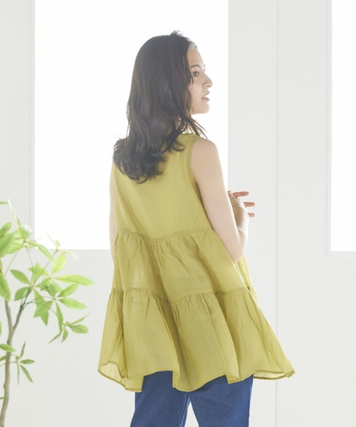 LIPSTAR（リップスター）の「【WEB別注カラーあり】シアーティアードノースリーブブラウス（シャツ/ブラウス・レディース・オレンジ/オフホワイト/ブラウン/グリーン・M）」の18枚目の写真