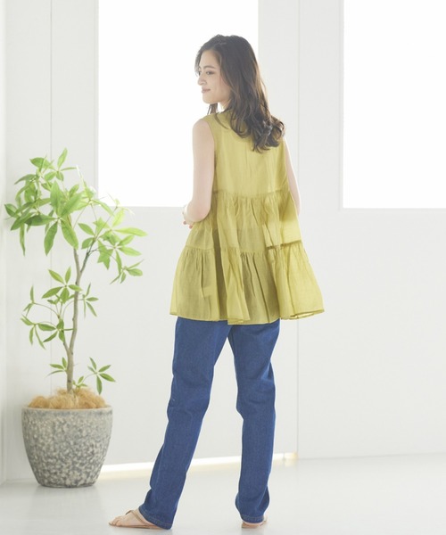 LIPSTAR（リップスター）の「【WEB別注カラーあり】シアーティアードノースリーブブラウス（シャツ/ブラウス・レディース・オレンジ/オフホワイト/ブラウン/グリーン・M）」の19枚目の写真