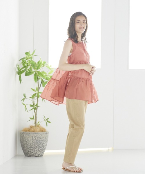 LIPSTAR（リップスター）の「【WEB別注カラーあり】シアーティアードノースリーブブラウス（シャツ/ブラウス・レディース・オレンジ/オフホワイト/ブラウン/グリーン・M）」の21枚目の写真