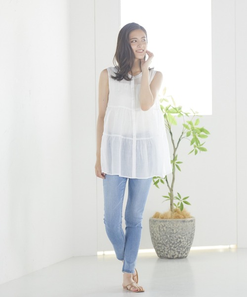 LIPSTAR（リップスター）の「【WEB別注カラーあり】シアーティアードノースリーブブラウス（シャツ/ブラウス・レディース・オレンジ/オフホワイト/ブラウン/グリーン・M）」の9枚目の写真