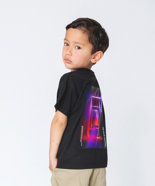 RADCHAP(ラッドチャップ)の「【RADCHAPプチプラ】ネオングラフィックTシャツ(Tシャツ/カットソー・キッズ・ベージュ/ブラック・100cm/90cm/110cm/120cm/140cm/150cm/130cm)」の2枚目の写真