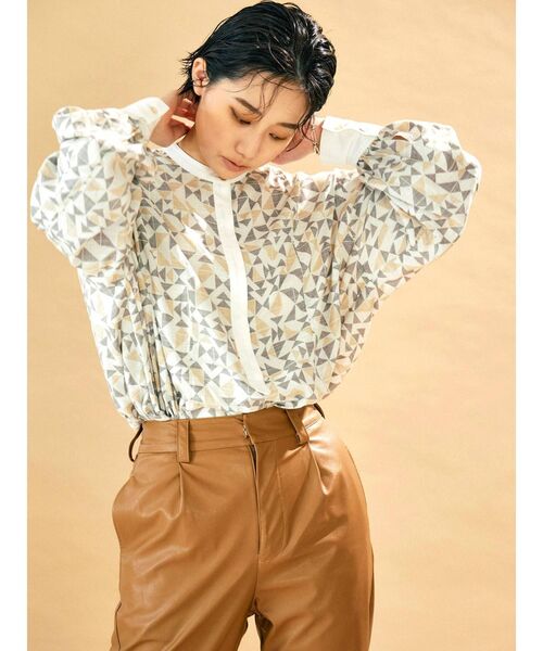 Ungrid（アングリッド）の「ノーカラーモダン柄シャツ（シャツ/ブラウス・レディース・ブラウン/カーキ・FREE）」の3枚目の写真
