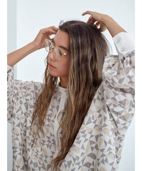 Ungrid（アングリッド）の「ノーカラーモダン柄シャツ（シャツ/ブラウス・レディース・ブラウン/カーキ・FREE）」の4枚目の写真