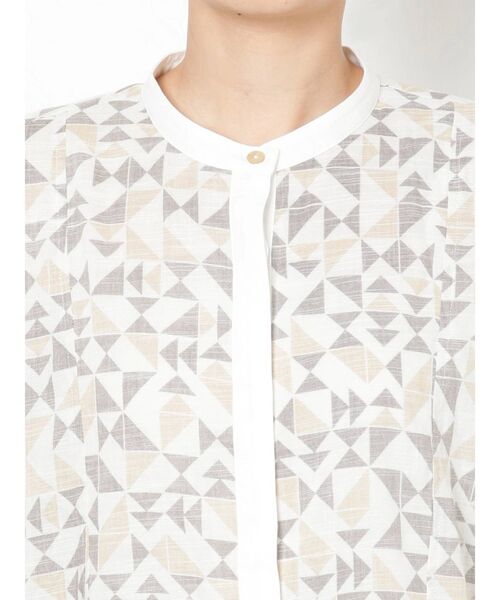 Ungrid（アングリッド）の「ノーカラーモダン柄シャツ（シャツ/ブラウス・レディース・ブラウン/カーキ・FREE）」の6枚目の写真