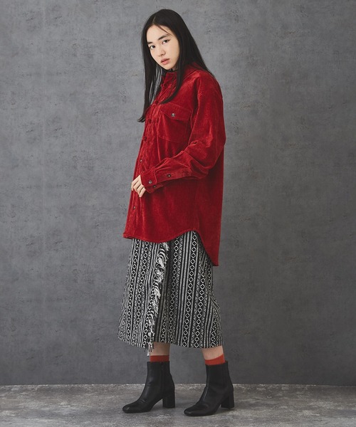 TOBILA(トビラ)の「両面ベロア チャイナ釦 ビッグシャツ ユニセックス(シャツ/ブラウス・レディース・グリーン/レッド/ネイビー・M)」の5枚目の写真