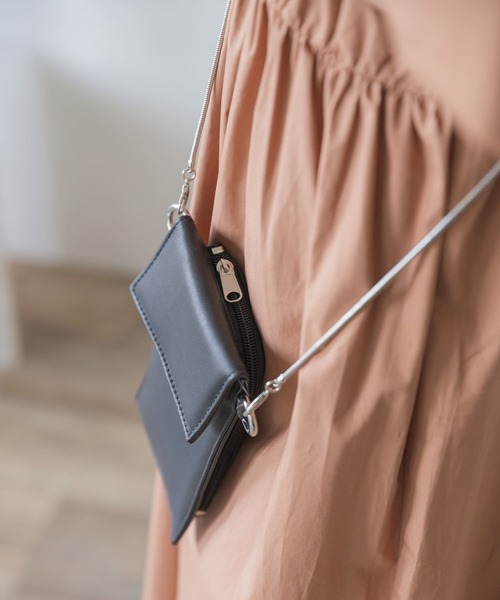 ITEMS URBANRESEARCH（アイテムズ アーバンリサーチ）の「チェーンショルダーバッグ（ショルダーバッグ・レディース・ゴールド/ブラック/ベージュ・-）」の4枚目の写真