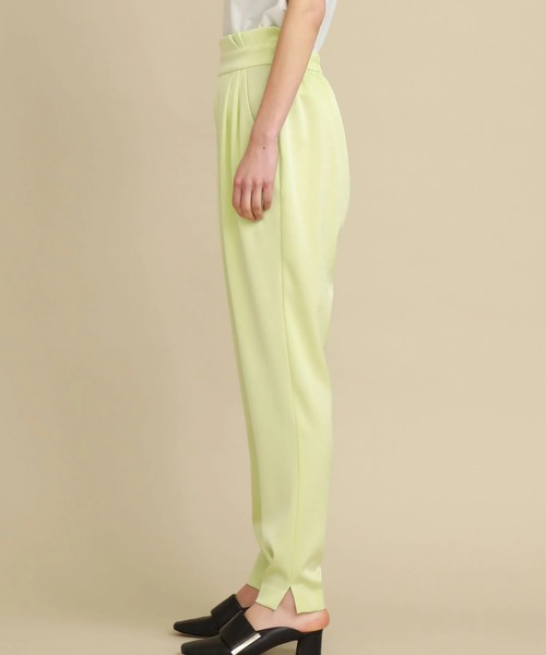 FEMMENT（ファモン）の「【FEMMENT(ファモン)】バックサテンフロントタックパンツ（その他パンツ・レディース・イエロー・1/2）」の2枚目の写真