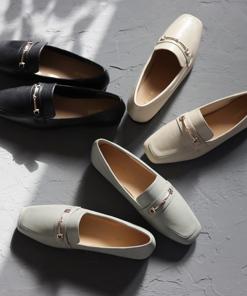 grandfleur（グランドフルール）の「ビット付きスクエアトゥローファーパンプス（ローファー・レディース・ブラック/ライトブルー/アイボリー・23.5cm/23.0cm/24.0cm/22.5cm/24.5cm）」の3枚目の写真