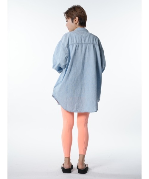 GAP(ギャップ)の「シャンブレー デニム ビッグシャツ(シャツ/ブラウス・レディース・ライトインディゴブルー・XS/S/M/L/XXS)」の8枚目の写真