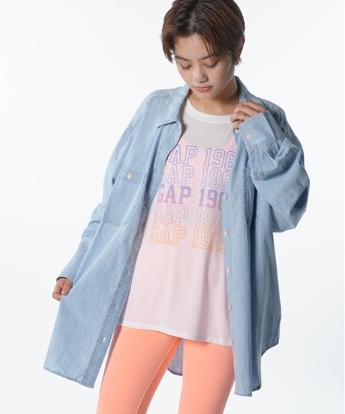 GAP(ギャップ)の「シャンブレー デニム ビッグシャツ(シャツ/ブラウス・レディース・ライトインディゴブルー・XS/S/M/L/XXS)」の9枚目の写真