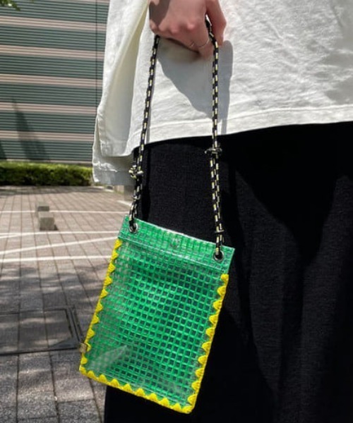 Ray BEAMS（レイビームス）の「Accommode × Ray BEAMS / 別注 PVC サコッシュ（その他小物・レディース・ブラック/グリーン・ONE SIZE）」の2枚目の写真