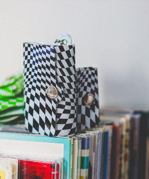 SALLIES（サリーズ）の「SALLIES / Pocket Pal CHECKER ミニマル ウォレット（財布・メンズ・ブラック/イエロー/グリーン・ONE SIZE）」の2枚目の写真