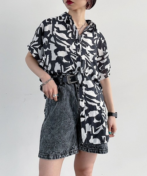 PAGEBOY（ページボーイ）の「キカプリントポンチョシャツ（シャツ/ブラウス・レディース・ブラック/グリーン系その他・FREE）」の2枚目の写真